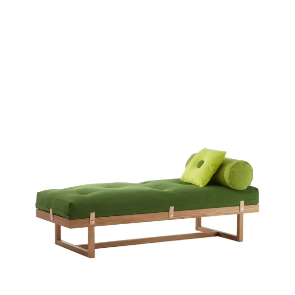 A2 Stay daybed stof groen, frame in geolied eikenhout