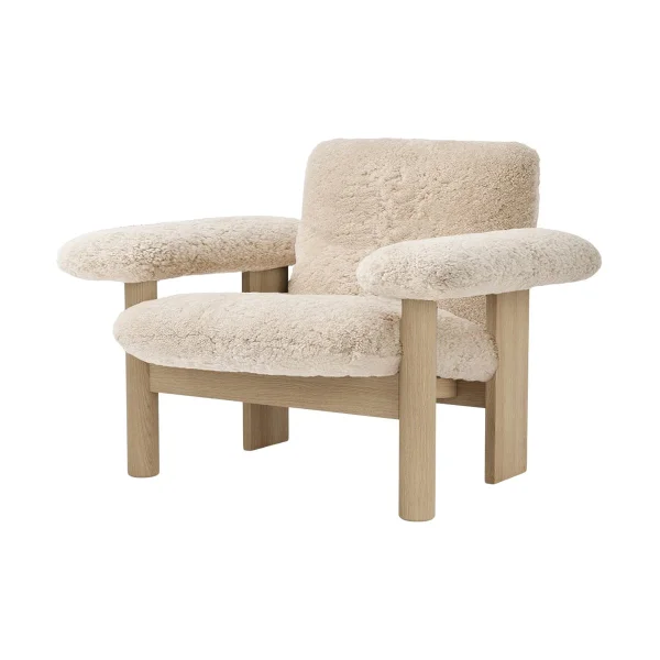 Audo Copenhagen Brasilia fauteuil low back Natural oak-Nature sheepskin curly