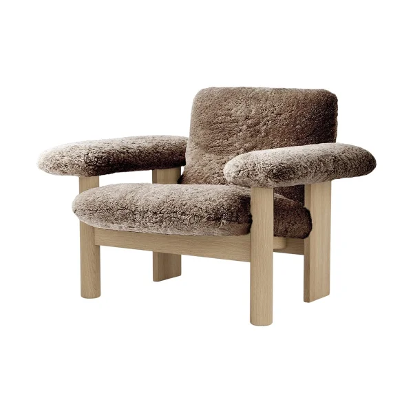 Audo Copenhagen Brasilia fauteuil low back Natural oak-Sahara sheepskin curly