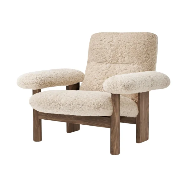 Audo Copenhagen Brasilia fauteuil Walnut-Nature sheepskin curly