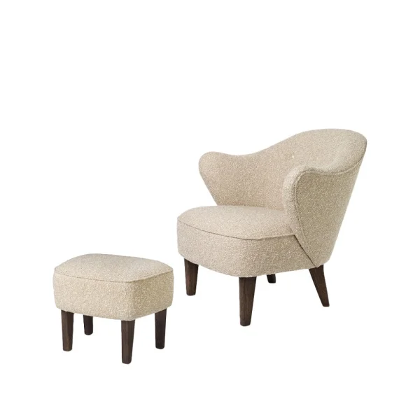 Audo Copenhagen Ingeborg fauteuilset stof sahcozero beige, voetenbankje inbegrepen, poten gerookt eikenhout