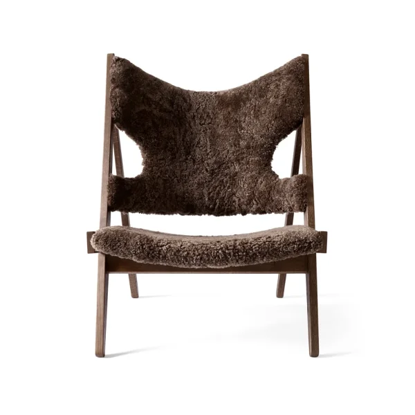 Audo Copenhagen Knitting loungefauteuil schapenvacht curly root donkerbruin, onderstel donkergebeitst eiken