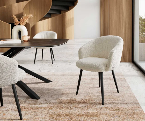 DELIFE Eetkamerstoel Caja-Flex met armleuning bouclé wit 4-poot conisch zwart pocketveer kern