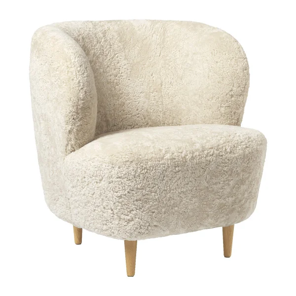 GUBI Stay Small loungefauteuil Schapenvacht Moonlight-gelakt eikenhout