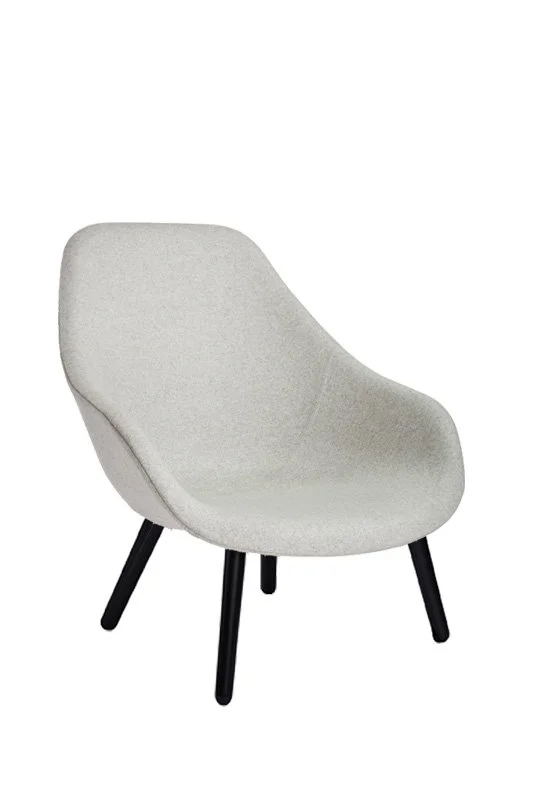 HAY About A Lounge Chair High AAL 92 - zwarte lak op waterbasis - Kvadrat Divina Melange 120 - lichtgrijs