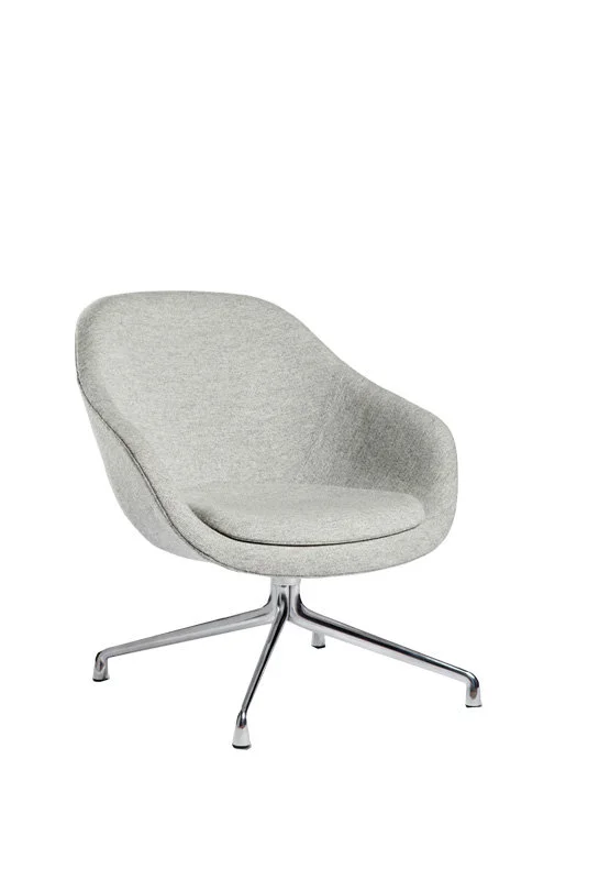 HAY About A Lounge Chair Low AAL 81 - gepolijst aluminium - Kvadrat Hallingdal 116 - lichtgrijs