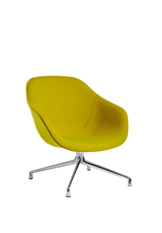 HAY About A Lounge Chair Low AAL 81 - gepolijst aluminium - Kvadrat Hallingdal 420 - mosterdgeel