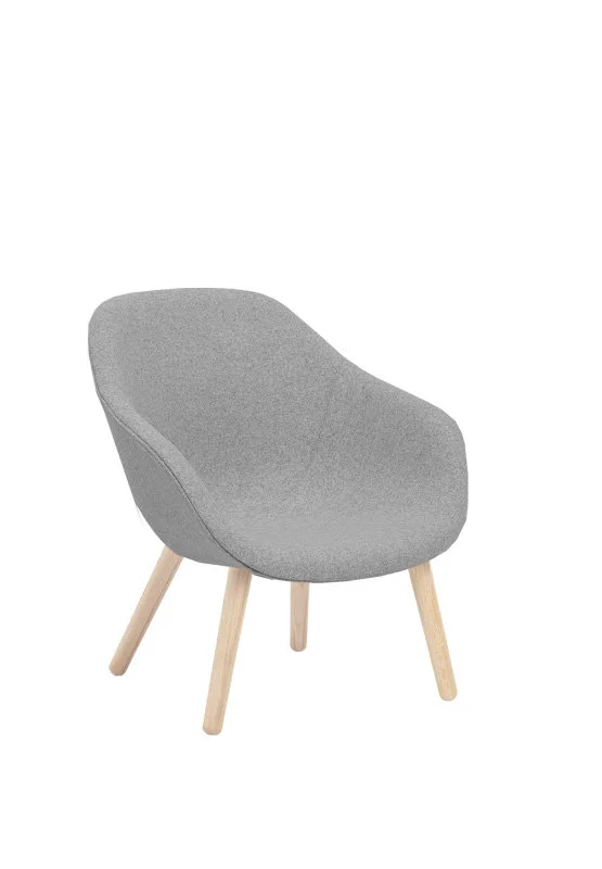 HAY About A Lounge Chair Low  AAL 82 - Eiken gezeept - Kvadrat Divina Melange 120 - lichtgrijs