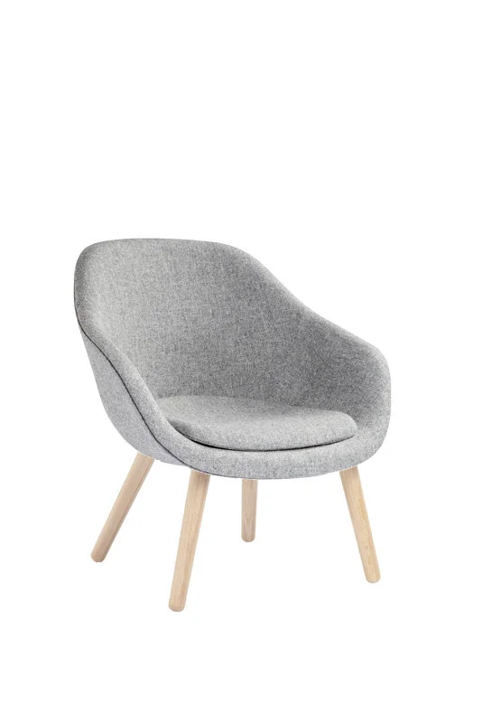 HAY About A Lounge Chair Low  AAL 82 - Eiken gezeept - Kvadrat Hallingdal 130 - grijs gevlekt