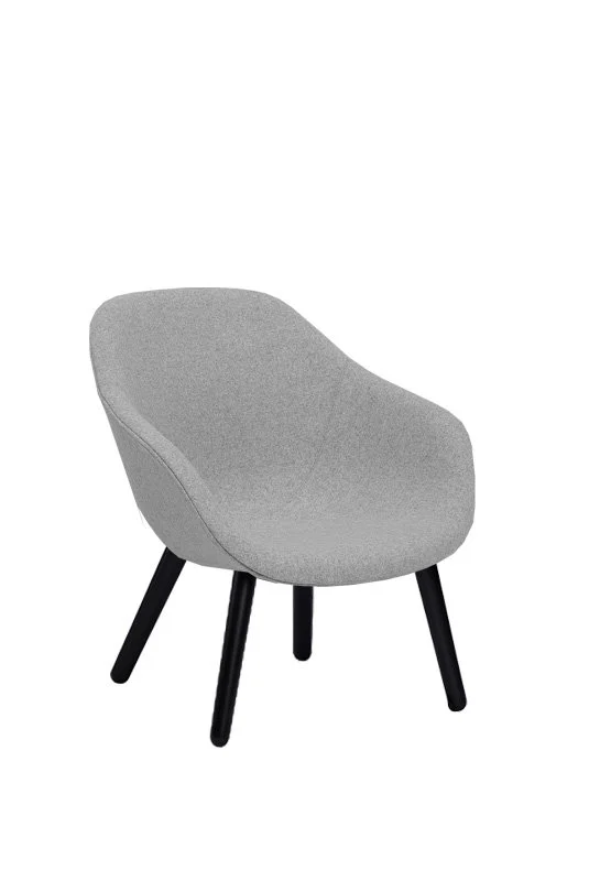 HAY About A Lounge Chair Low  AAL 82 - zwarte lak op waterbasis - Kvadrat Divina Melange 120 - lichtgrijs