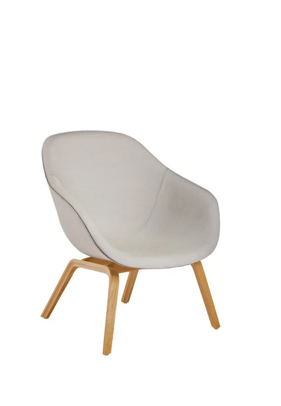 HAY About A Lounge Chair Low  AAL 83 - Eiken helder gelakt - Steelcut Trio 105 - lichtgrijs/beige