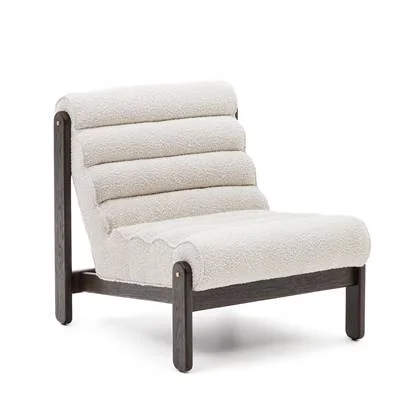 Kave Home - Magira-fauteuil met witte bouclé stof en massief eikenhout