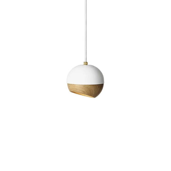 Mater Ray hanglamp white, small- eikenhouten detail op de kap