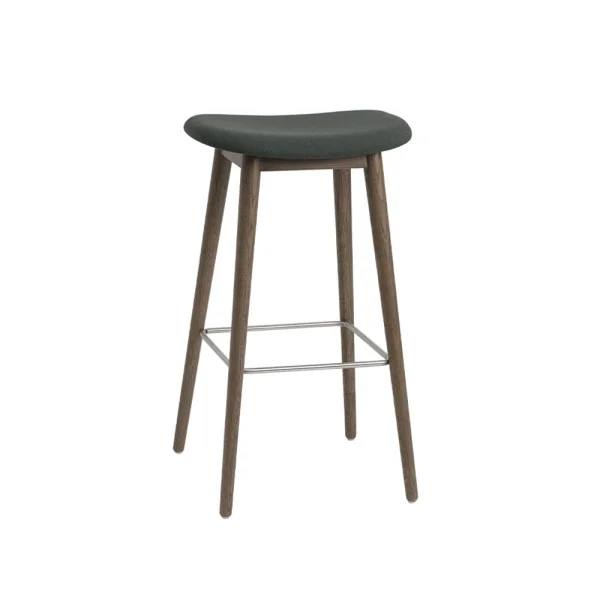 Muuto Fiber bar stool 75 cm stof twill weave 990 dark green, bruingebeitste eikenhouten poten