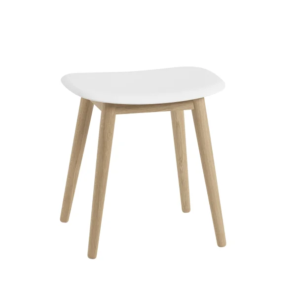 Muuto Fiber kruk natural white, eikenhouten poten