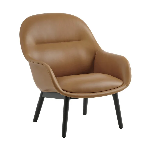 Muuto Fiber Lounge fauteuil met eikenhouten poten Refine leather cognac-black