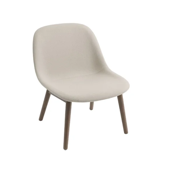 Muuto Fiber loungestoel wood base stof hero 211 beige, bruingebeitste eikenhouten poten