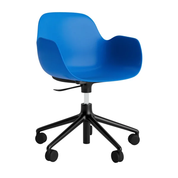 Normann Copenhagen Form Draaifauteuil met wielen - NormannCopenhagenFormBrightBlue - aluminium zwart