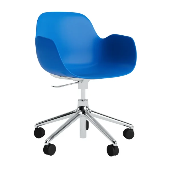 Normann Copenhagen Form Draaifauteuil met wielen - NormannCopenhagenFormBrightBlue - aluminium