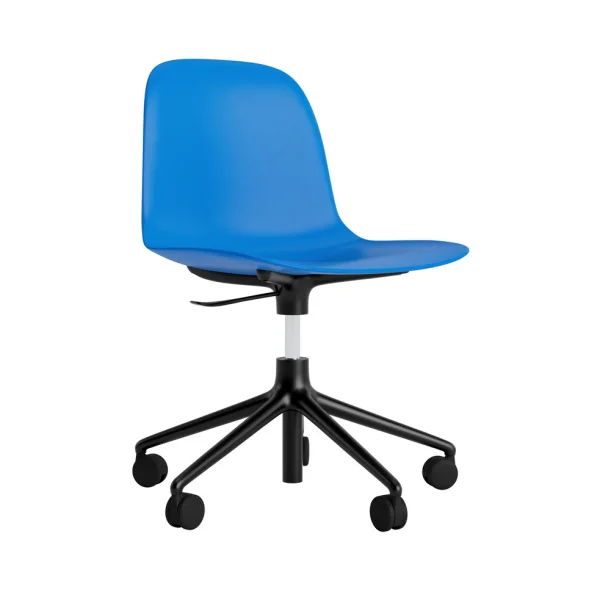 Normann Copenhagen Form Draaistoel met wielen - NormannCopenhagenFormBrightBlue - aluminium zwart