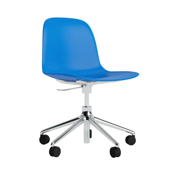 Normann Copenhagen Form Draaistoel met wielen - NormannCopenhagenFormBrightBlue - aluminium