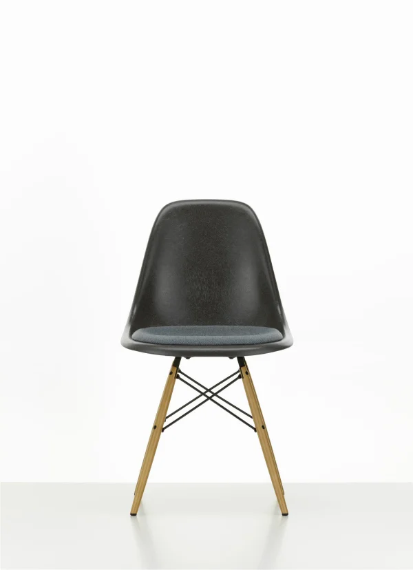 Vitra Eames Fiberglass Side Chair DSW met zitbekleding - Elephant Hide Grey - gelige esdoorn - Hopsak - ijsblauw/moorbruin