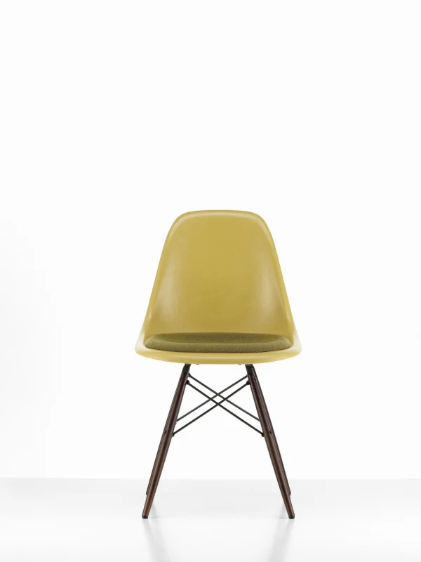 Vitra Eames Fiberglass Side Chair DSW met zitbekleding - Ochre Light - donkere esdoorn - Hopsak - mosterd/donkergrijs