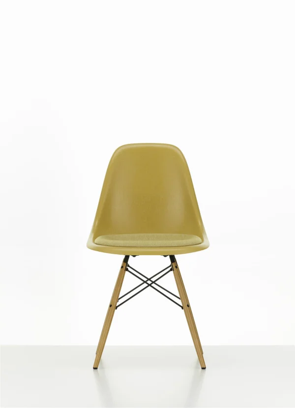 Vitra Eames Fiberglass Side Chair DSW met zitbekleding - Ochre Light - donkere esdoorn - Hopsak - mosterd/ivoorkleur