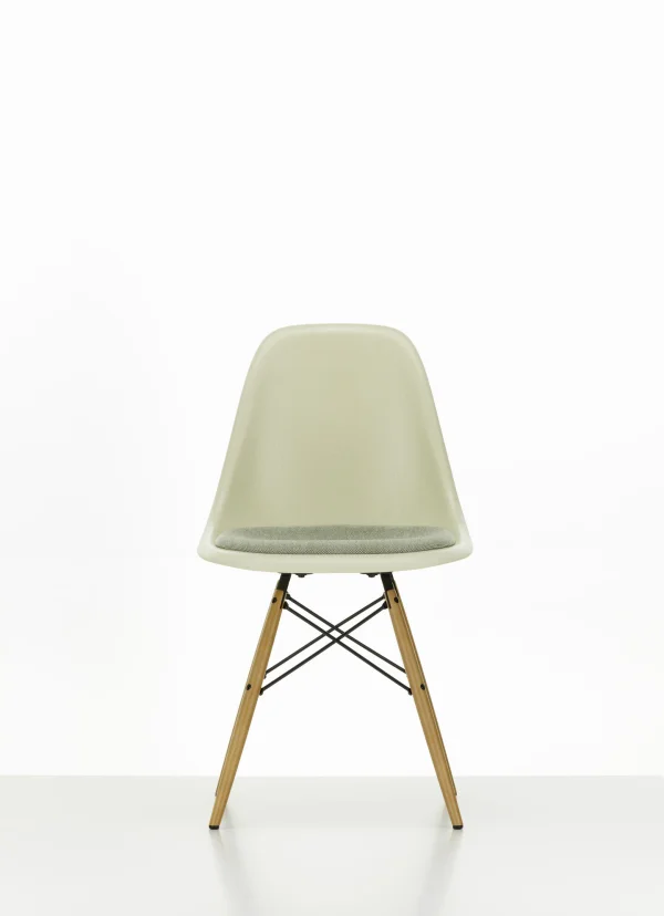 Vitra Eames Fiberglass Side Chair DSW met zitbekleding - Parchment - gelige esdoorn - Hopsak - ivoor/forest