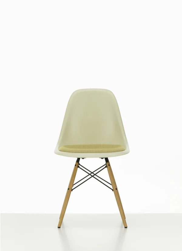 Vitra Eames Fiberglass Side Chair DSW met zitbekleding - Parchment - gelige esdoorn - Hopsak - mosterd/ivoorkleur