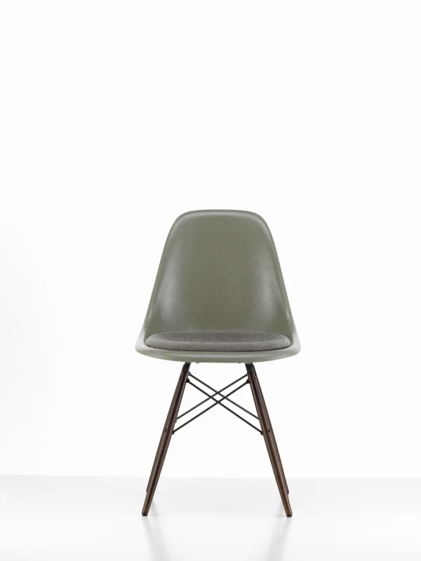 Vitra Eames Fiberglass Side Chair DSW met zitbekleding - Raw Umber - donkere esdoorn - Hopsak - warmgrey/moorbruin