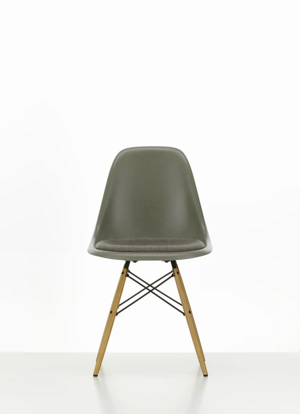 Vitra Eames Fiberglass Side Chair DSW met zitbekleding - Raw Umber - gelige esdoorn - Hopsak - warmgrey/moorbruin