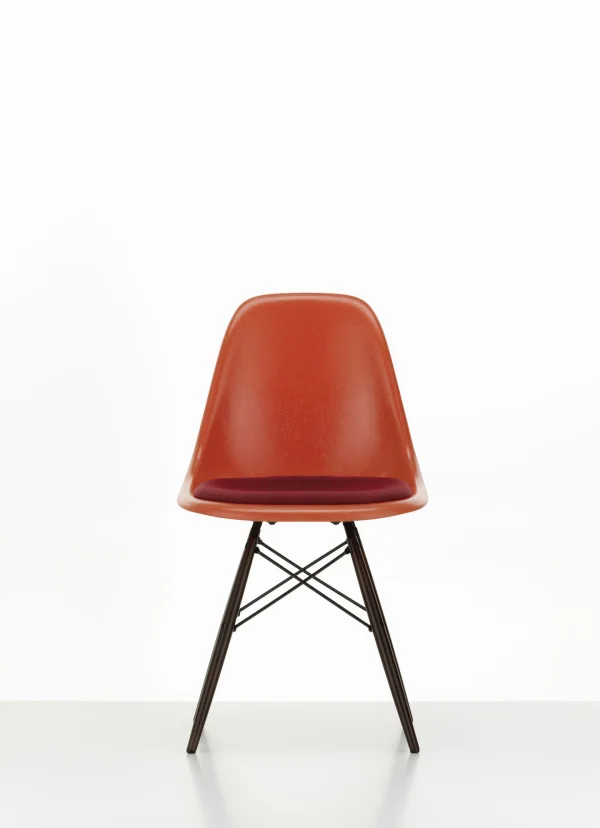 Vitra Eames Fiberglass Side Chair DSW met zitbekleding - Red Orange - donkere esdoorn - Hopsak - rood/moorbruin