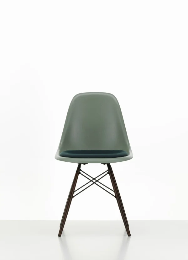 Vitra Eames Fiberglass Side Chair DSW met zitbekleding - Sea Foam Green - donkere esdoorn - Hopsak - petrol/moorbruin