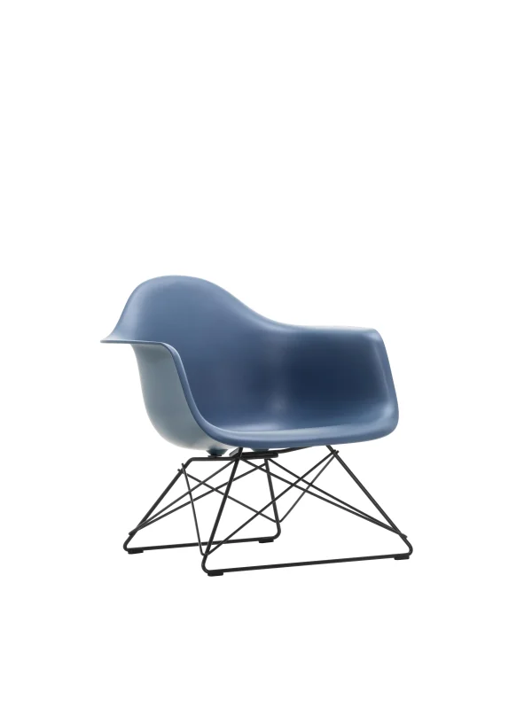 Vitra Eames Plastic Armchair LAR - zeeblauw RE - basic dark gepoedercoat