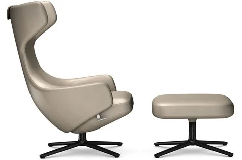 Vitra Grand Repos Fauteuil & Ottoman - basic dark gepoedercoat - Leren coKontrastnaht 71 sandntrastnaden 71 zand - Zithoogte 40 cm