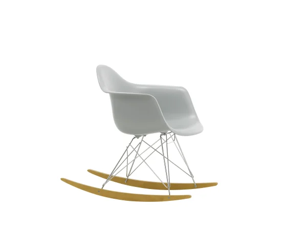 Vitra RAR Eames Plastic Armchair - lichtgrijs RE - verchroomd - sleden esdoorn goudkleurig