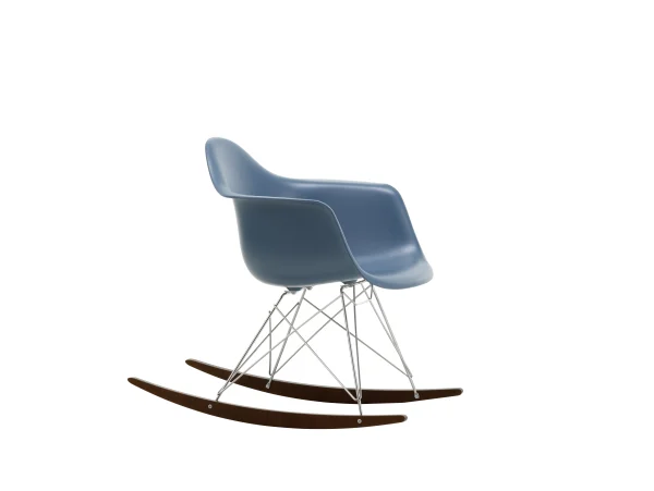 Vitra RAR Eames Plastic Armchair - zeeblauw RE - verchroomd - sleden esdoorn donker