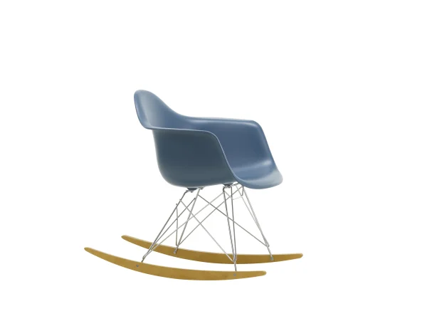 Vitra RAR Eames Plastic Armchair - zeeblauw RE - verchroomd - sleden esdoorn goudkleurig